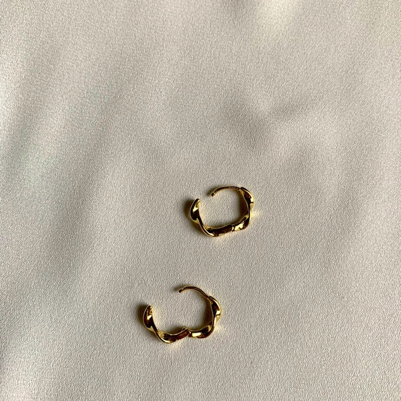 [🍍2 for $22] Simple Mini Gold Hoops - Wavy - Picture 3 of 6